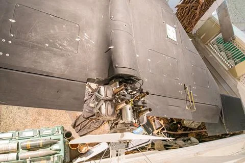 Close-up of a disassembled Russian drone in a workshop, showing black, gray,  Foto stock
