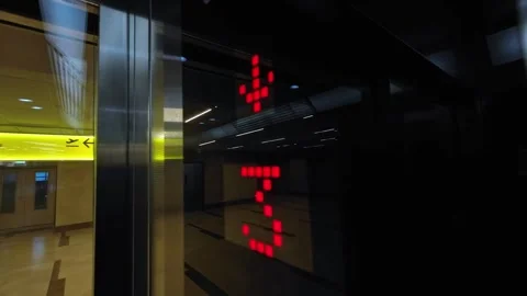 Close-up display of floor in descending elevator, LED indicator interior 스톡 동영상 260327521