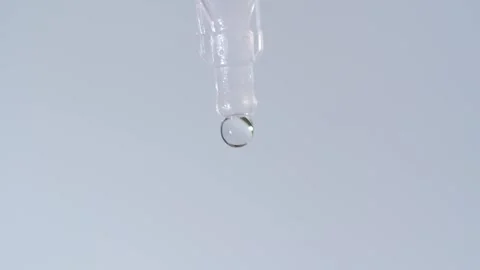 Close-up: Disposable eye drop vial administering solution into an open eye. Vidéo 320826093