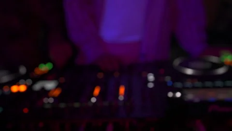 Close Up of DJ Hands Mixing Live Set on Pioneer Decks 4K Vídeos de archivo 335138425