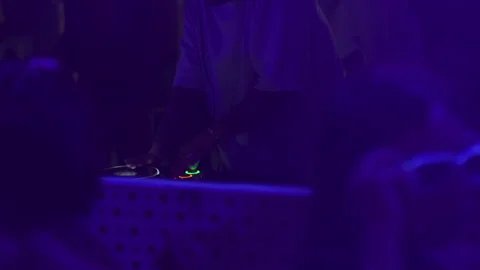 Close Up DJ Hands Operating Digital Turntable in Club, Purple Light, 4K Vídeos de archivo 329226627
