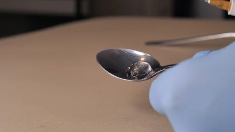 Close-up of a doctor's hand in gloves demonstrating hyaluronic acid filler in a Vídeos de archivo 122829168