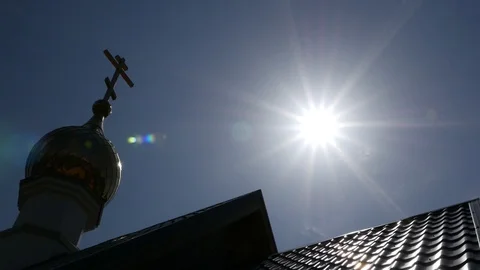 Close-up of the dome and sun of the Russian Orthodox Church Vídeos de archivo 129381280