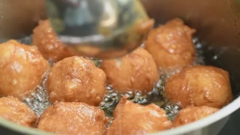 Close-up of donuts fried in boiling sunflower oil. Vídeos de archivo 169799979