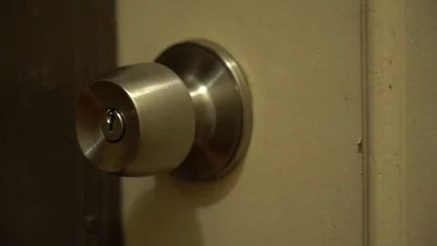 Close Up Of Door Handle Being Opened At Night CU Vidéo 92596807