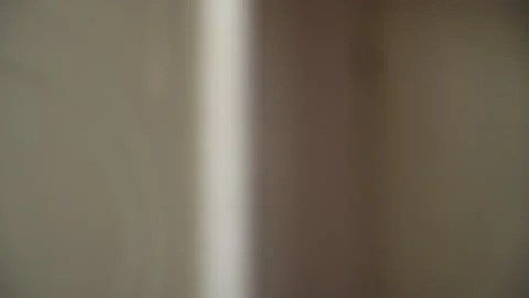 Close-up of a door handle as a man’s hand enters the frame, opening the door and Vidéo 283983816