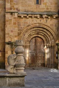 Close-up of a door of the Parish of St. Peter the Apostle in Avila, Spain. Foto stock
