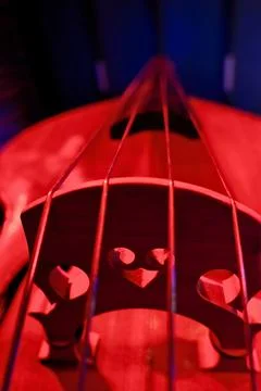 Close-Up of Double Bass Strings with Red and Blue Dramatic Lighting Foto stock