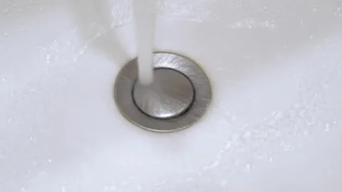 Close the drain in the sink and pour water. 動画素材 233121668