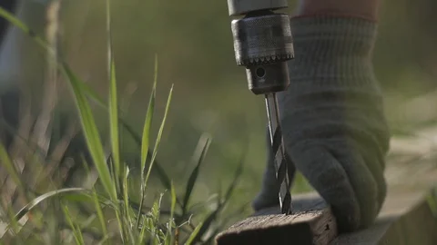 Close up of the drill bit entering the Board Vídeos de archivo 129632785