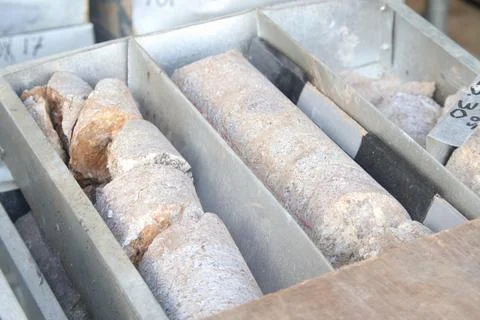 Close up of drill core samples inside metal tray at mining site Foto stock