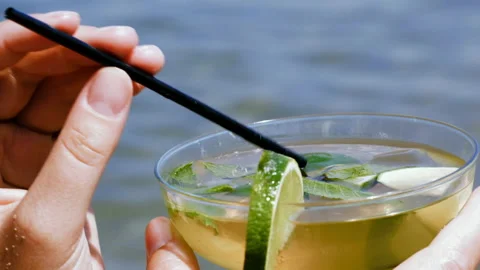 Close-up on a drink Vídeos de archivo 136774131