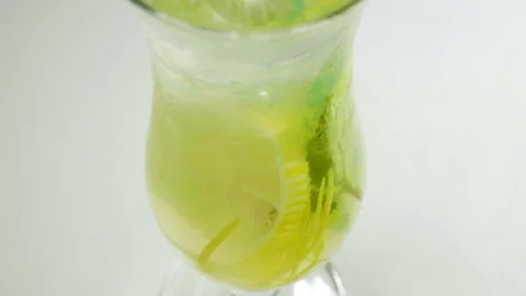 Close-up of a drink made from lemon, sugar, orange, mint, water. Slow motion. HD Vidéo 107558940