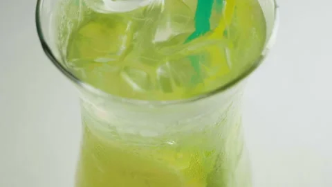 Close-up of a drink made from lemon, sugar, orange, mint, water. Slow motion. HD 库存影片 107558994