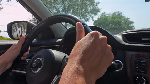 Close-up of the driver's hand behind the wheel of a car Vídeo Stock 317217563