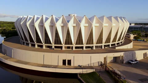 Close Drone Reveal of Hampton Coliseum with Water Reflection, Virginia Vidéo 336288670