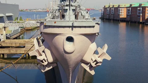 Close Drone Rise Over USS Wisconsin Bow in Norfolk, Virginia Vídeo Stock 336447484