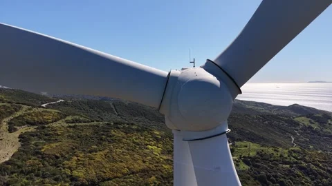 Close-up drone shot rotating around the hub of a wind turbine Vidéo 333017456
