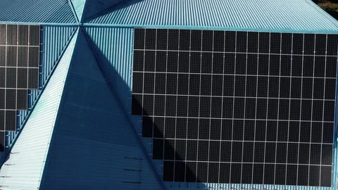 Close up drone shot of solar panels located on roof on a building. Producing ele Video stock 220285302