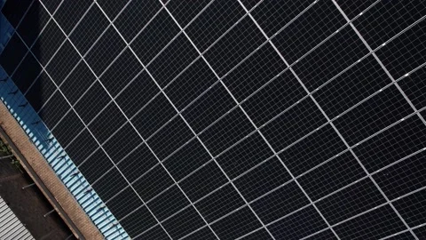 Close up drone shot of solar panels located on roof on a building. Producing ele Video stock 220285354