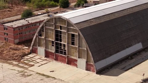 Close Drone View of Arched Factory Facade and Broken Windows 4K 库存影片 346547163