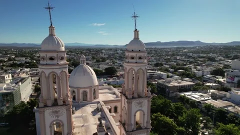 Close-up drone view of the Cathedral in Culiacan, Mexico. 動画素材 169763202