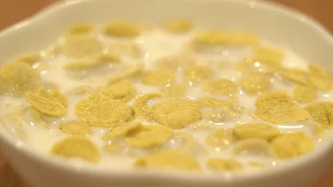Close up dropping corn flakes to a bowl Video stock 109536203