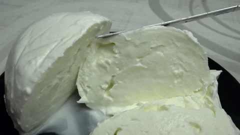 Close up Drops of fresh mozzarella milk 库存影片 149551252