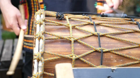 Close up drum up of hands drumming out a beat on African skin covered djembe Vidéo 116537360