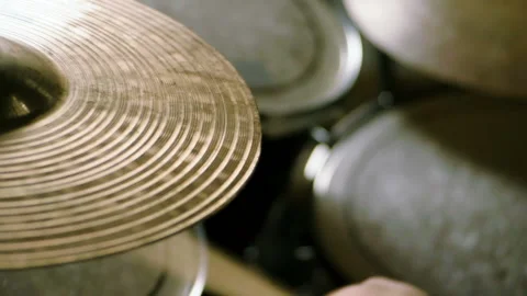 Close-up of drummer playing the drums by hitting it with sticks. Slow motion. HD 库存影片 109287922
