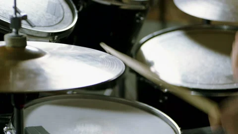 Close-up of drummer playing the drums by hitting it with sticks. Slow motion. HD 库存影片 110225021