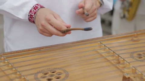 Close up of dulcimer string and wooden bat 库存影片 146652330