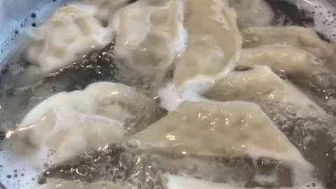 Close-up of dumplings in boiling water Vídeo Stock 277601992