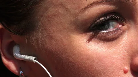 Close up of an ear with white headphones Vídeo Stock 40058736