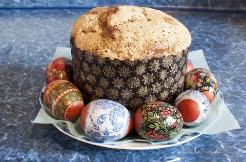 Close-up. Easter cake and Easter eggs on a plate. Stock Photos