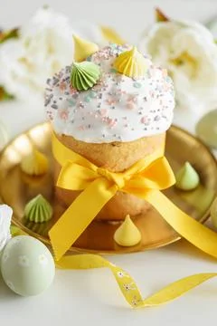 Close up Easter Cake with Flowers and Pastel Eggs on White Background Stock-Fotos