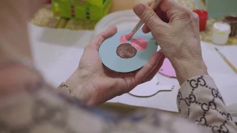 Close-up of Easter egg painting Vídeos de archivo 166527346