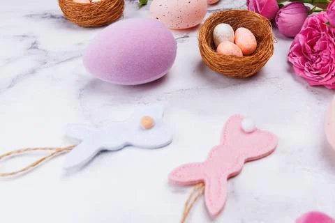Close-Up of Easter Eggs and Felt Bunnies Fotos Stock