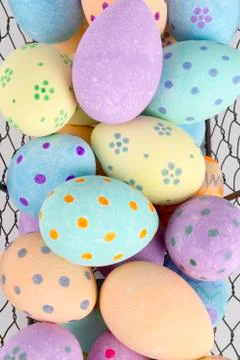 Close Up of Easter Eggs in Wire Tray for Backgrounds Foto stock