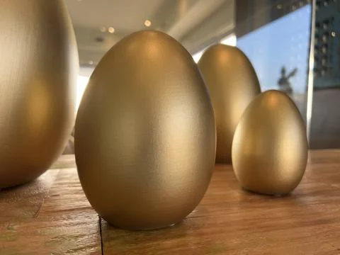 Close up easter golden eggs on the table Foto stock