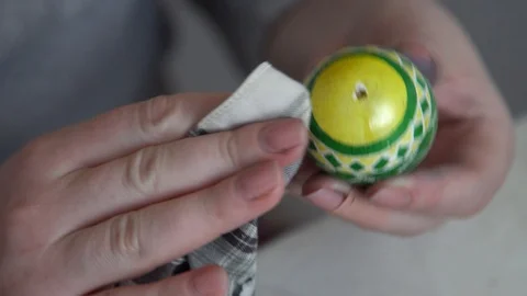Close-up. Easter holiday. egg coloring. egg in color patterns in the hand. Video stock 127957924