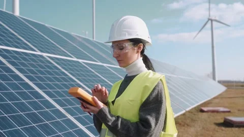 Close up of ecological engineer checking information on a solar panel field Vídeo Stock 171969321