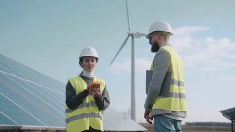 Close up of ecological engineers talk at the powerhouse Vídeo Stock 171969366