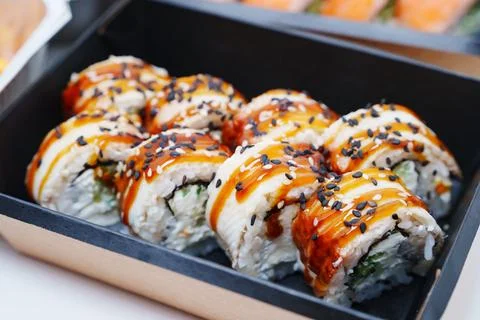 Close-up of Eel Sushi Rolls with Unagi Sauce and Sesame Seeds Foto stock