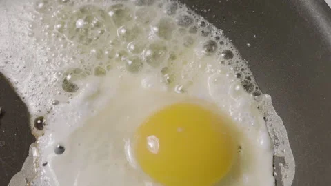 Close Up of Egg Cooking in slow motion 스톡 동영상 131275570