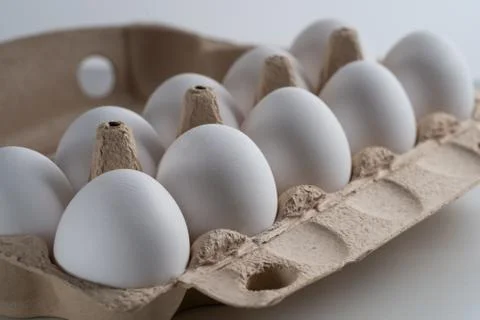 Close-up of an egg tray filled with h chicken eggs. Stock-Fotos