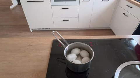 Close-up of Eggs Boiling on Modern Induction Cooktop 库存影片 334284362