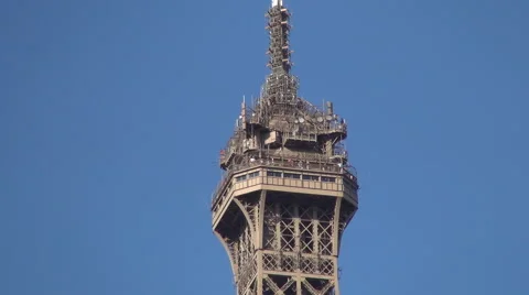 Close Up Eiffel Tower Tourist Visiting Top Structure High Level Construction. Vídeo Stock 64290222