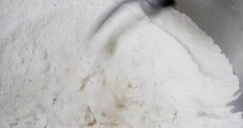 Close-up of elastic dough for bread and/or pizza in a home-made dough mixer.  Vídeo Stock 219886344