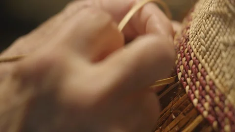 Close up of elderly hands weaving hat Vidéo 104867140